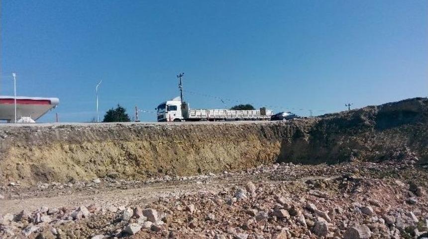 Yer Altı Suları Kara Yolunu Çökertti