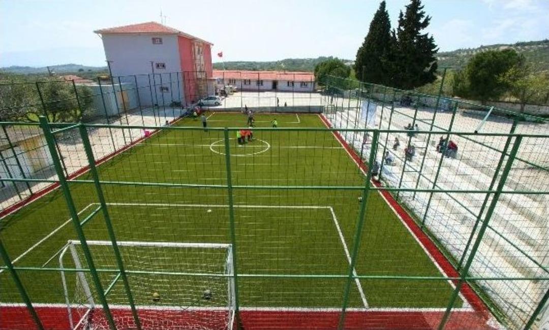 Saruhanlı Belediyesi &Uuml;&ccedil; Okula Halı Saha Yaptı