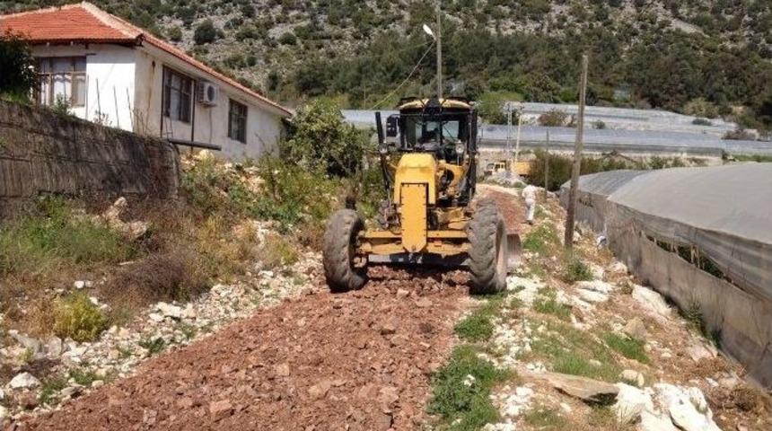 Kumluca Belediyesi Yol &Ccedil;alışmalarına Devam Ediyor