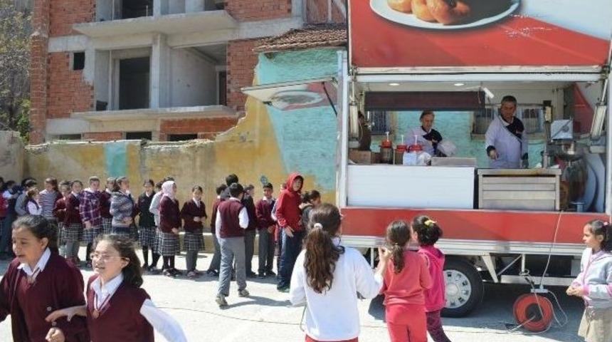 Bin &Ouml;ğrenciye Lokma Dağıtıldı