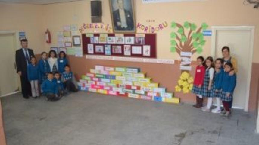 &Ouml;ğrenciler Koridora Duvar &Ouml;rd&uuml;