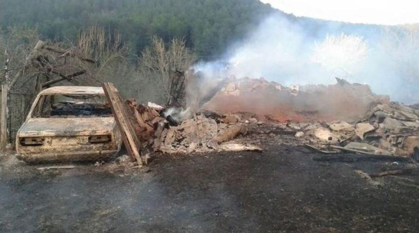Bolu&rsquo;da Yangın: 5 Ev, 2 Otomobil Ve 1 Samanlık K&uuml;l Oldu