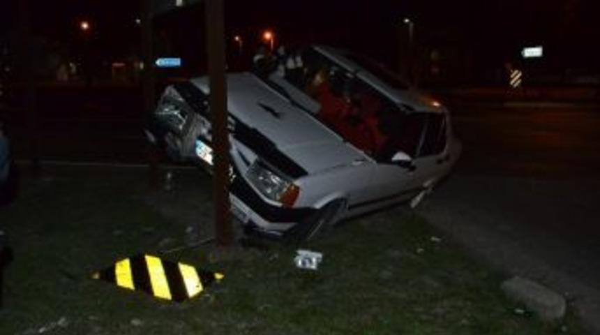 Virajı Alamayan Otomobil Kavşağa &Ccedil;ıktı