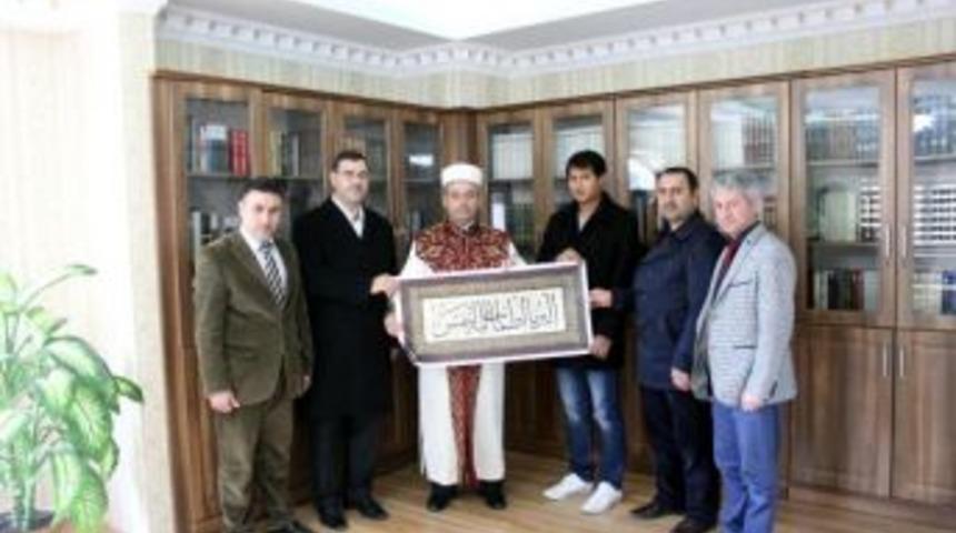 Filipinli M&uuml;hendis Din Değiştirerek M&uuml;sl&uuml;man Oldu