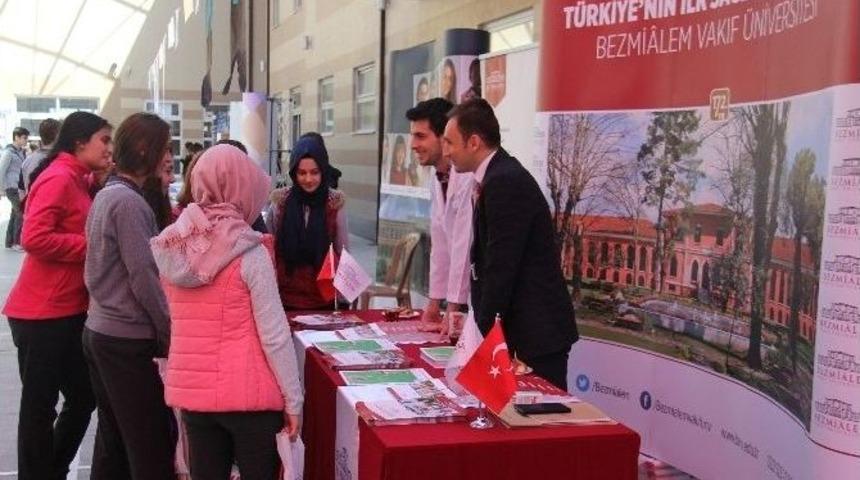 4. &Uuml;niversite Tanıtım Fuarı&rsquo;nda Tıp Ve Eczacılık Fak&uuml;lteleri Stantlarına Yoğun İlgi