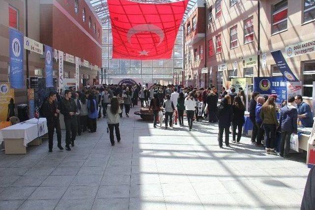 4. Üniversite Tanıtım Fuarı’nda Tıp Ve Eczacılık Fakülteleri Stantlarına Yoğun İlgi