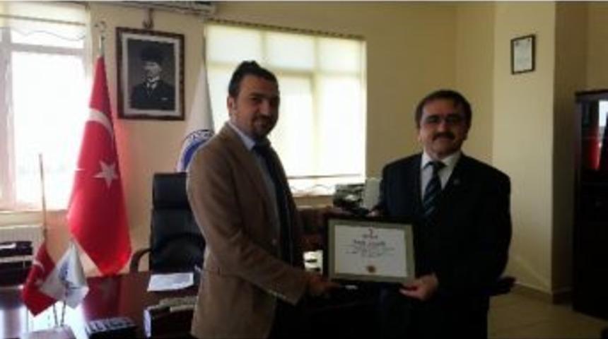 Ga&uuml;n Naci Top&ccedil;uoğlu&rsquo;na Kızılay Kan Merkezi&rsquo;nden &Ouml;d&uuml;l