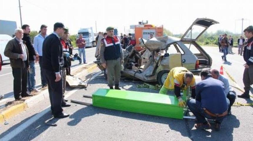 Kırmızı Işıkta Durmayan Kamyon Otomobili Ezdi: 3 &Ouml;l&uuml;