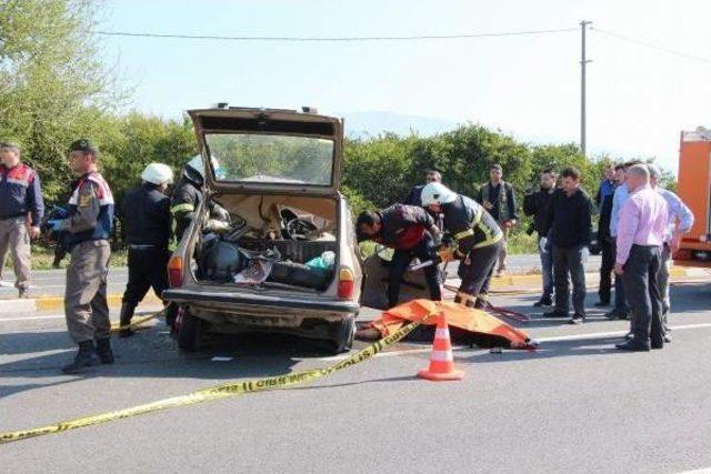 Kırmızı Işıkta Durmayan Kamyon Otomobili Ezdi: 3 Ölü