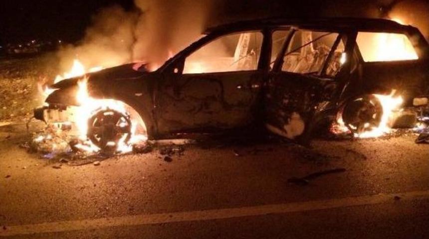 Kontağı &Ccedil;alıştırılan Otomobil Alev Topuna D&ouml;nd&uuml;