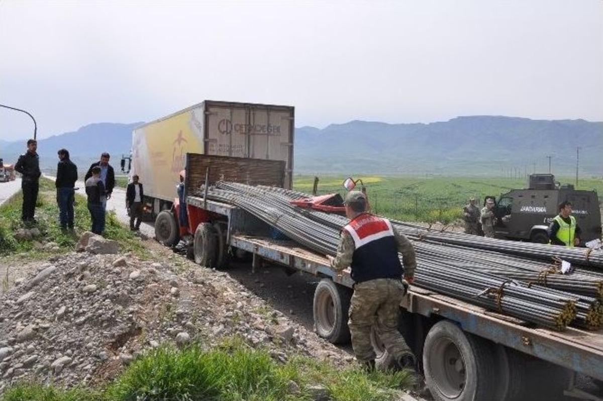 Demir Y&uuml;kl&uuml; Tır, Başka Bir Tır&rsquo;a &Ccedil;arptı: 1 Yaralı