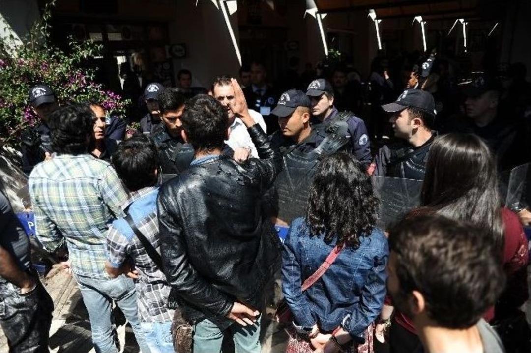 Karşıt G&ouml;r&uuml;şl&uuml; &Ouml;ğrenciler Kavga Etti, 4 &Ouml;ğrenci, 1 Gazeteci Yaralandı