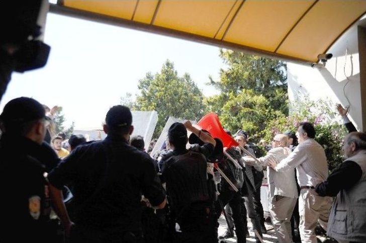 Karşıt Görüşlü Öğrenciler Kavga Etti, 4 Öğrenci, 1 Gazeteci Yaralandı G1