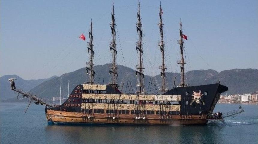 Korsan Gemisi İlk G&uuml;nden İlgi Odağı Oldu