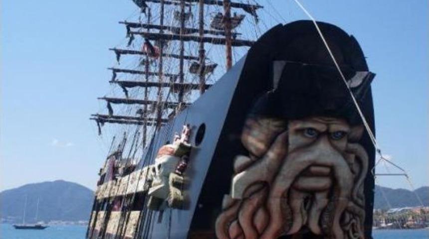 Marmaris'te Korsan Gemisi Barbossa