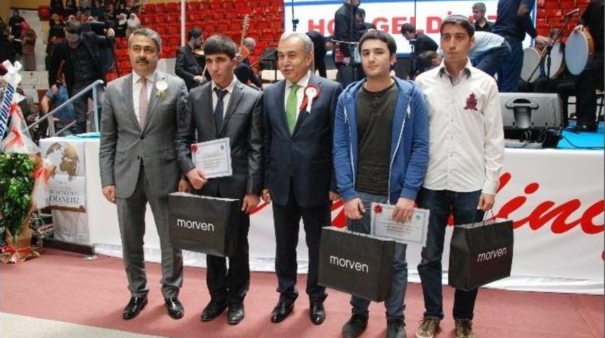 Yurtkur &Ouml;ğrencilerinin &Ouml;d&uuml;lleri Vali B&uuml;y&uuml;k&rsquo;ten