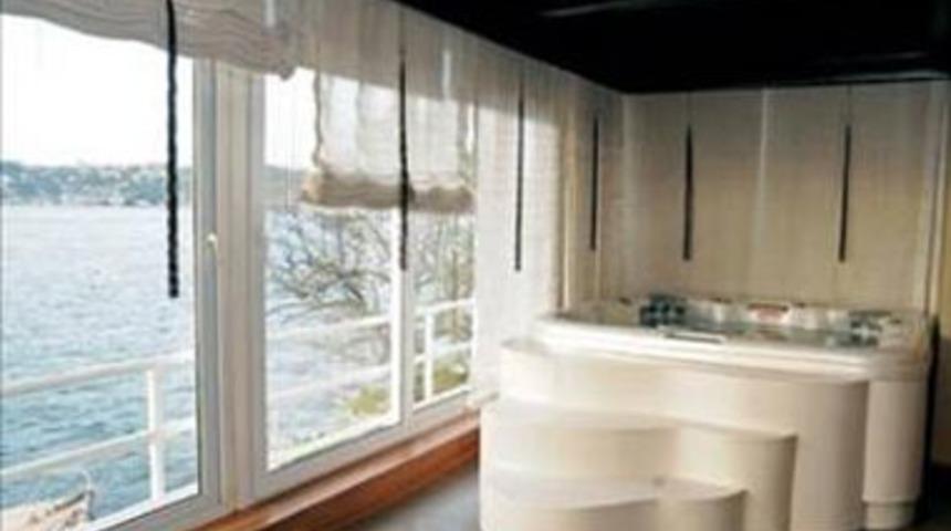 Tuncay &Ouml;zilhan: 