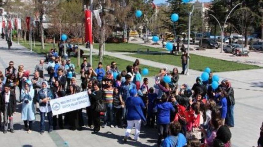 Otistik &Ccedil;ocuklar G&ouml;ky&uuml;z&uuml;ne Balon Bıraktı