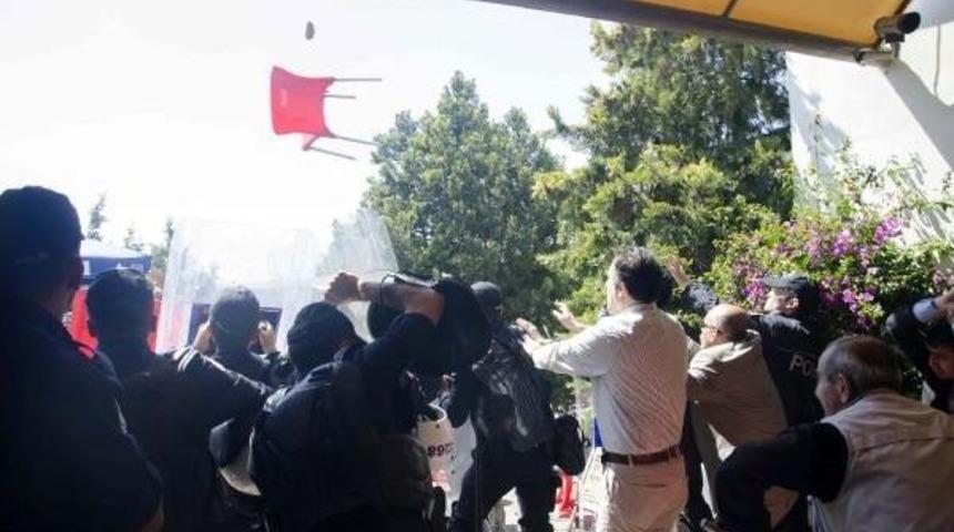 Mersin &Uuml;niversitesi'nde &Ouml;ğrenciler Kavga Etti: 4 Yaralı