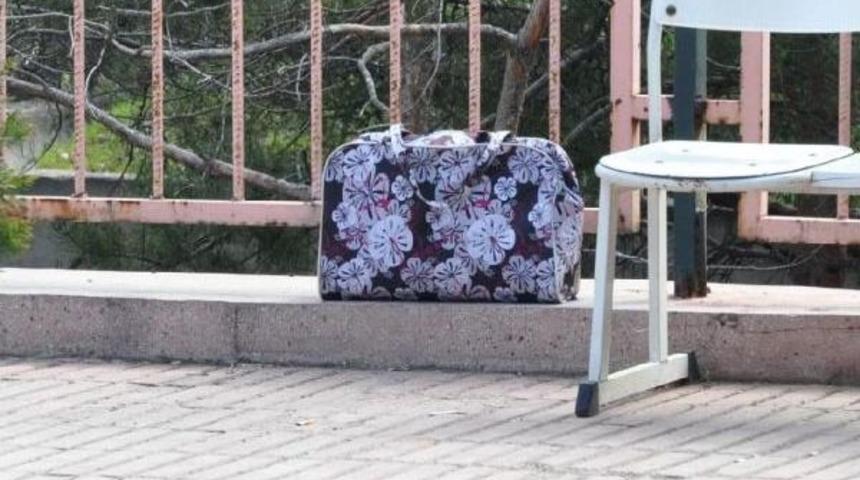 Hastane &Ouml;n&uuml;ne Bırakılan &Ccedil;anta Panik Yarattı