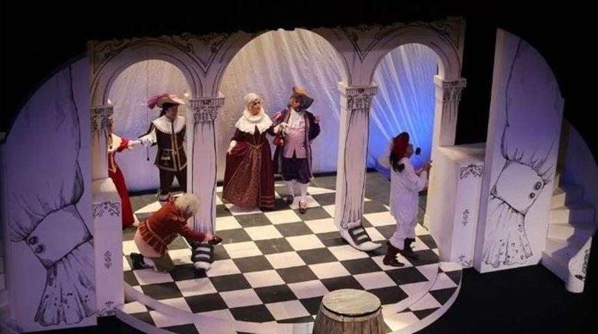 &lsquo;şaşkın Koca&rsquo; İsimli Tiyatro G&ouml;sterimi Akm&rsquo;de Sahnelendi