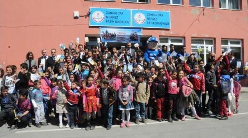 Zonguldak'da Polis &Ouml;ğrencilere Kitap Dağıttı