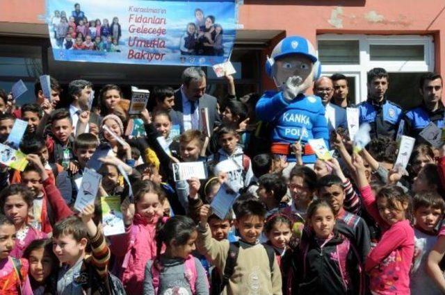 Zonguldak'da Polis Öğrencilere Kitap Dağıttı