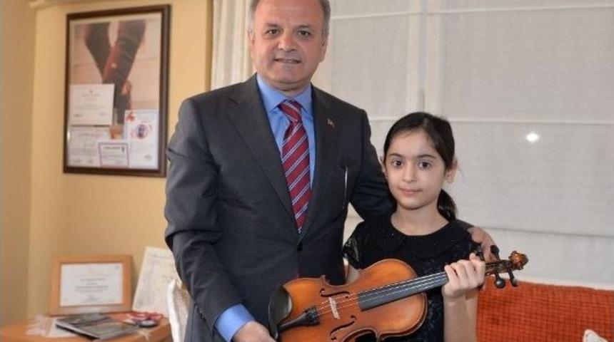 Cumhurbaşkanı Erdoğan, Minik Kemancı La&ccedil;in&rsquo;e Keman G&ouml;nderdi