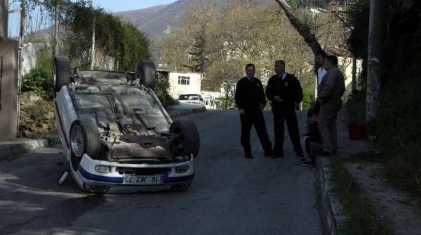 Park Halindeyken El Freni Boşalan Otomobil Duvara &Ccedil;arparak Takla Attı