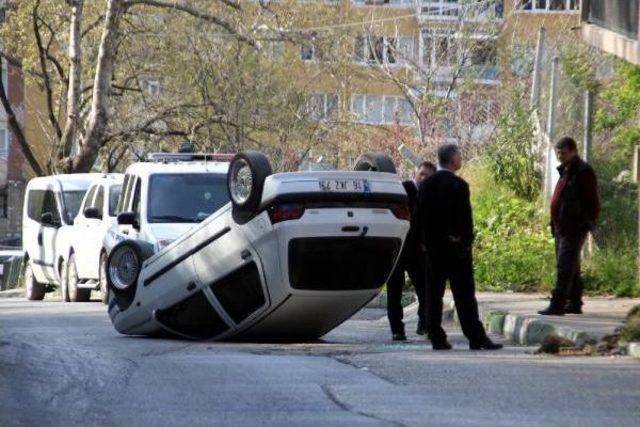 Park Halindeyken El Freni Boşalan Otomobil Duvara Çarparak Takla Attı