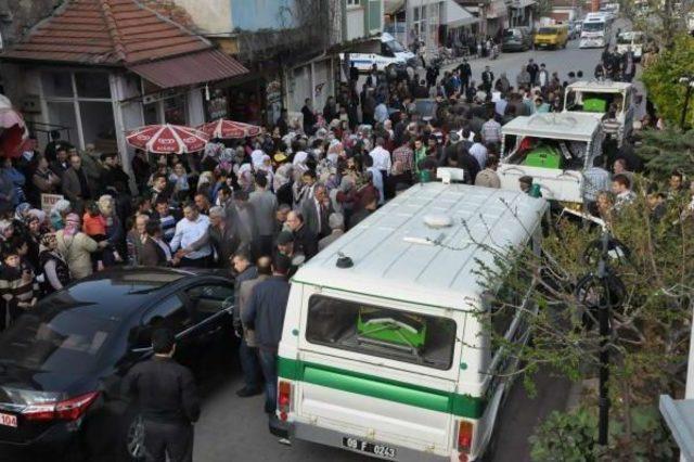 Kırmızı Işıkta Durmayan Kamyon Otomobili Ezdi: 3 Ölü (2)