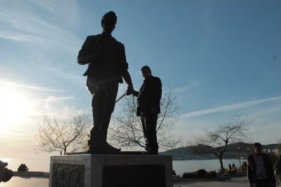 Uzun Mehmet&rsquo;in &Ccedil;alınan Kazmasını Maden İş&ccedil;ileri Yerine Koydu