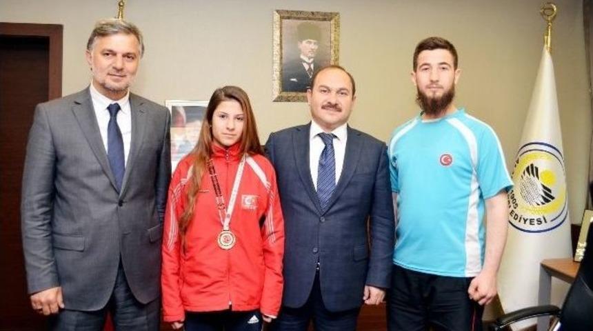 Başkan Eyvaz&rsquo;dan Başarılı Sporcu&rsquo;ya &Ouml;d&uuml;l
