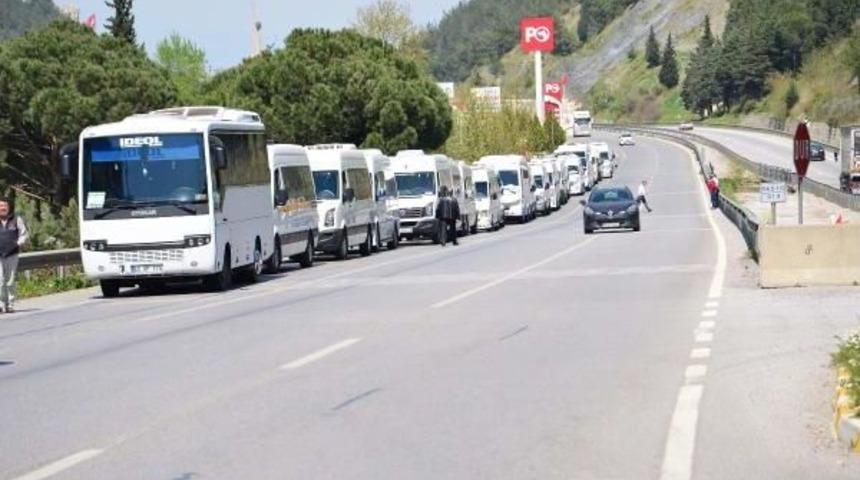 Servis Şof&ouml;rlerinden 3 Şeritli Yolda Eylem