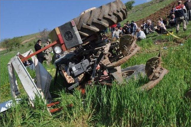 Traktörün Altında Kalan Çiftçi Hayatını Kaybetti