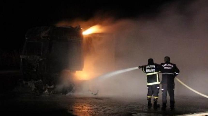 Seyir Halindeki Tır Alev Alev Yandı