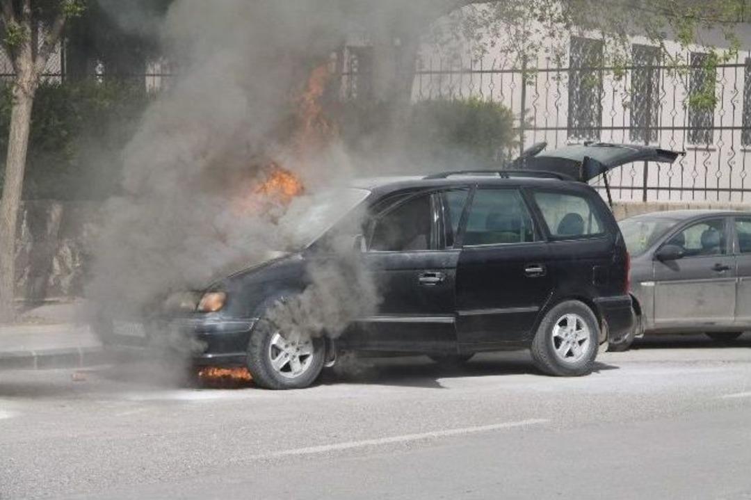 Gaziantep&rsquo;te Yanan Otomobili &Ouml;ğrenciler S&ouml;nd&uuml;rd&uuml;