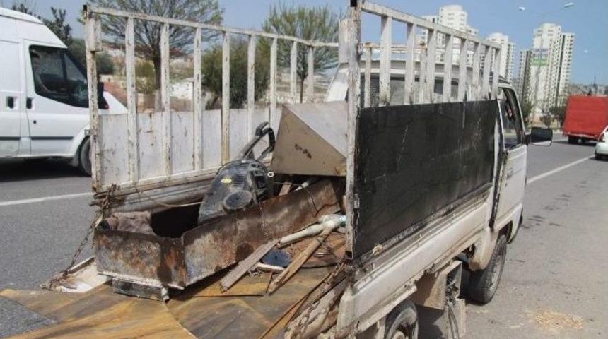 Gaziantep&rsquo;te &Ccedil;aldıkları Ara&ccedil;la Hırsızlık Yapan Şahıslar Yolda Kaldı