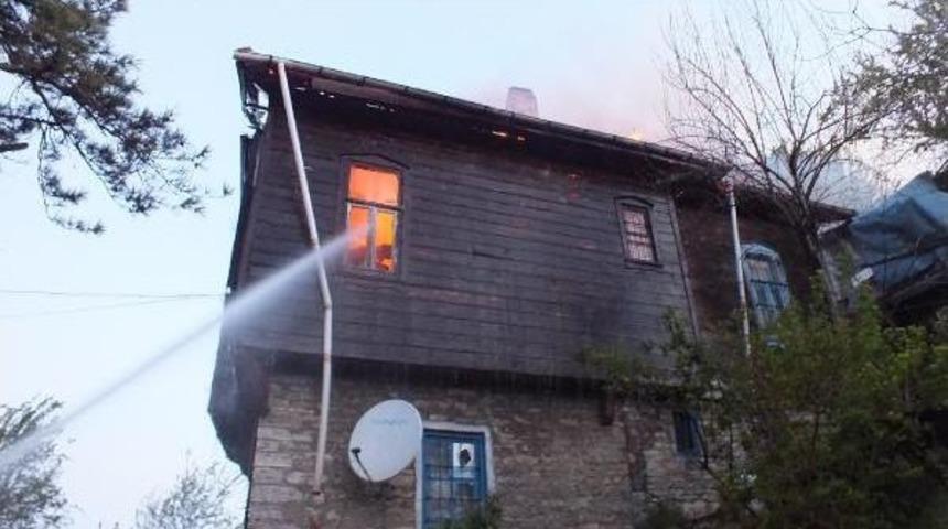 Kastamonu'da 2 Katlı Ahşap Ev Yandı