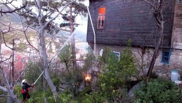 Kastamonu da 2 Katlı Ahşap Ev Yandı 1
