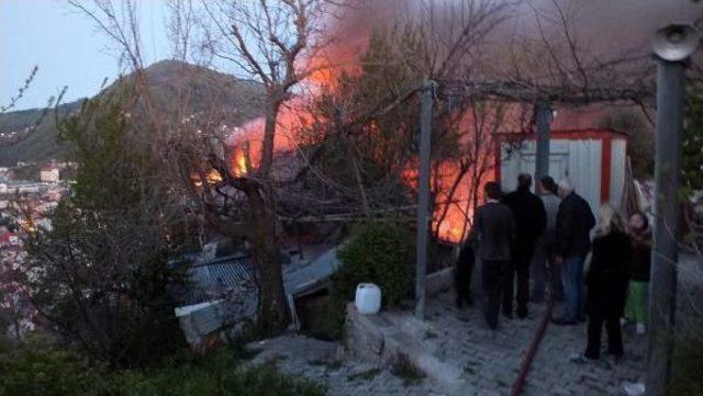 Kastamonu da 2 Katlı Ahşap Ev Yandı 2