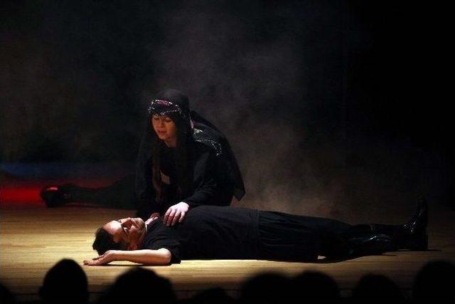 Tiyatro Rapsodi&rsquo;den Destansı Oyun 1