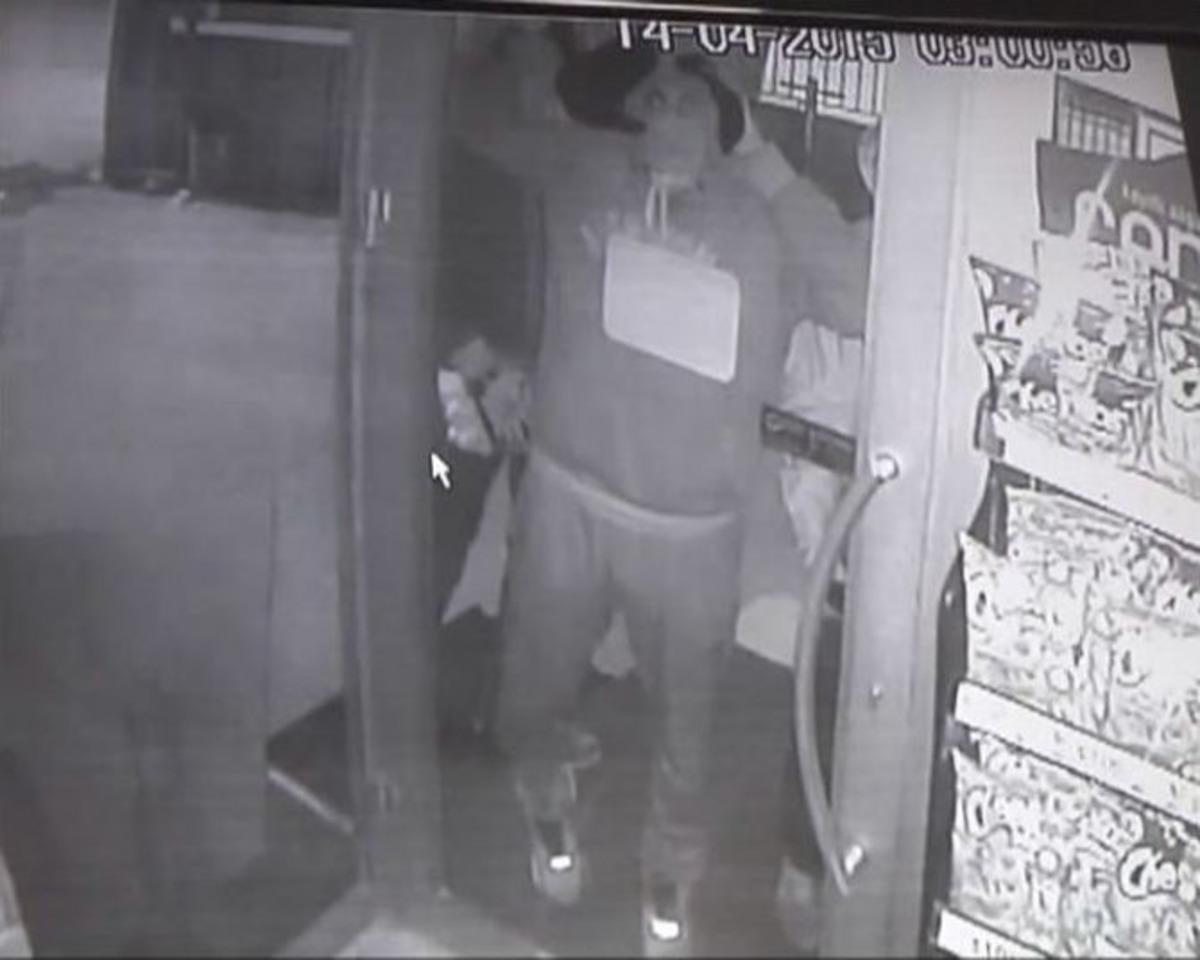 20 Dakikada 20 Bin Tl&rsquo;lik Sigara &Ccedil;aldılar