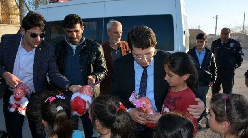 Başkan Yazgı, &Ccedil;ocukları Oyuncakla Sevindirdi