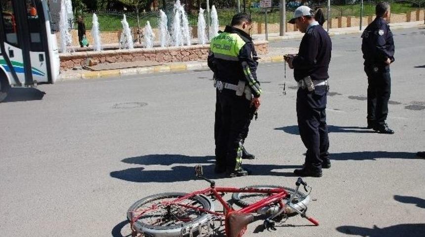 Adıyaman&rsquo;da Bisiklet Otomobille &Ccedil;arpıştı: 1 Yaralı