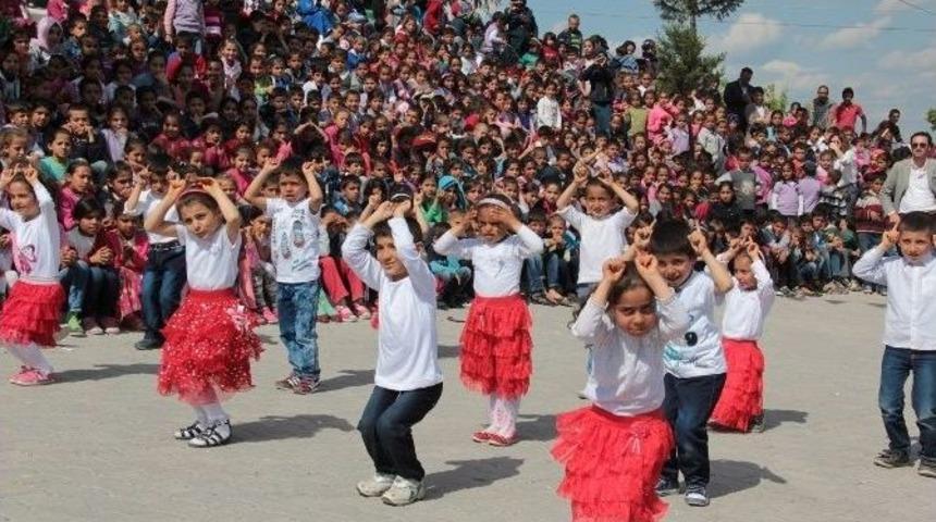 Eyy&uuml;biye Belediyesi &Ouml;ğrencileri Sevindirdi
