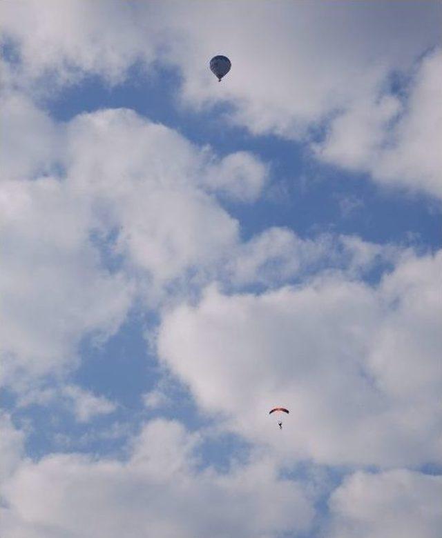 Danimarkalı Paraşütçü Kapadokya’dan Balondan Atlayış Yaptı