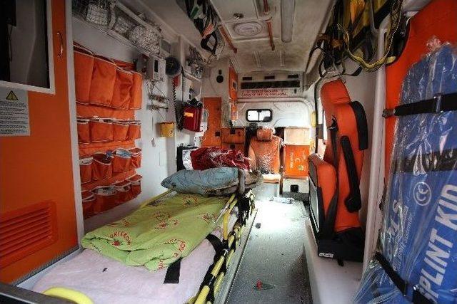 Hasta Almaya Giden Ambulansa Molotof İsabet Etti