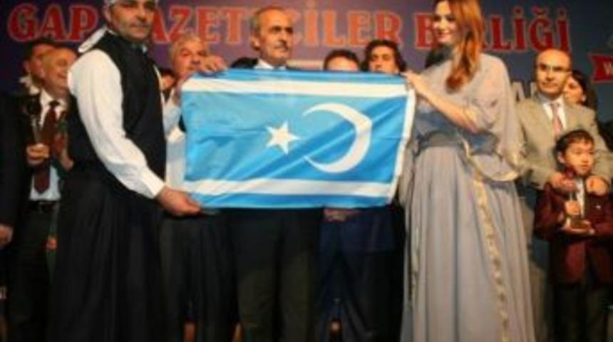 T&uuml;rk&ccedil;e Konuşan &Uuml;lkeler Uluslararası Gazeteciler Derneği Genel Başkanı Yavuzaslan, Azeri Vekil İle G&ouml;r&uuml;şt&uuml;