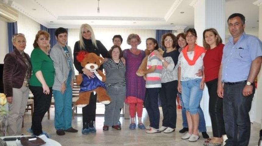 Trt Sanat&ccedil;ı Ataman, Engelsiz Yaşamevi&rsquo;nin Konuğu Oldu